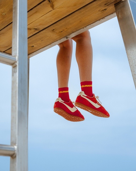 low top sneakers, athletic shoes, red sneakers, walking shoes, casual sneakers, brand awareness, lifestyle, outdoor, energetic, fresh, red, blue
